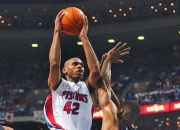 9体育-关于欧篮联赛程吃紧；底特律活塞窗口期再遭质疑；赛场秩序良好；球探报告显示潜力的信息